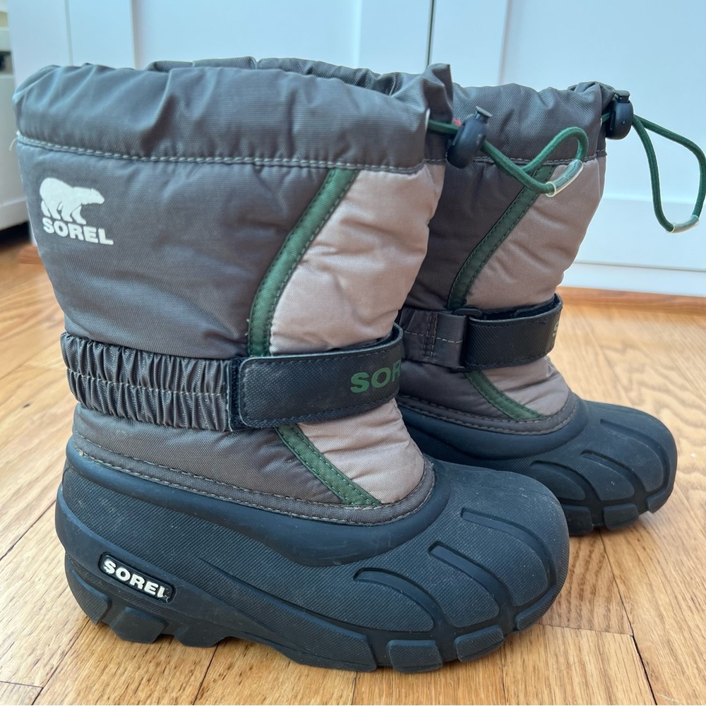 Waterproof Sorel Flurry snow boots with insulating insert, gently used, Sz 12